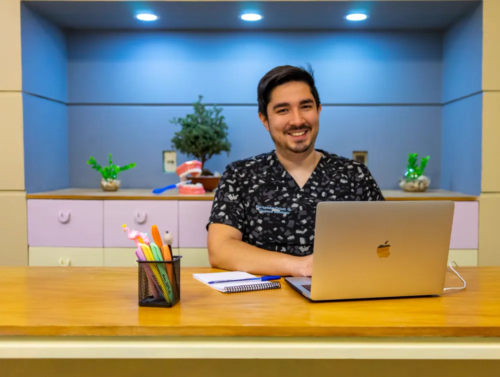 Dr. Fernando Cristi en la consulta de Clínica BOK