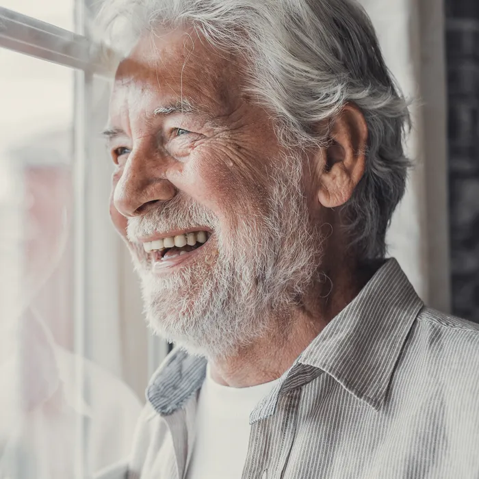 Hombre mayor sonriendo (imagen referencial)