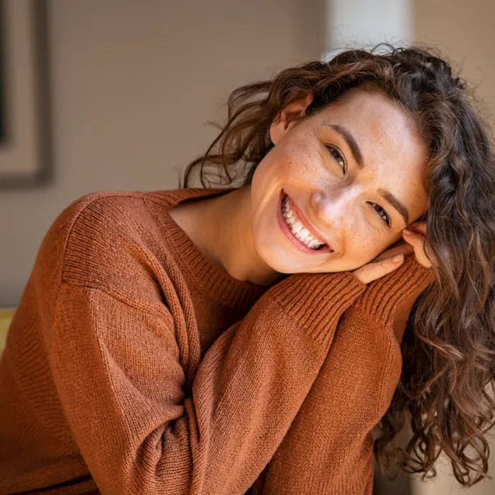 Mujer joven sonriendo (imagen referencial)
